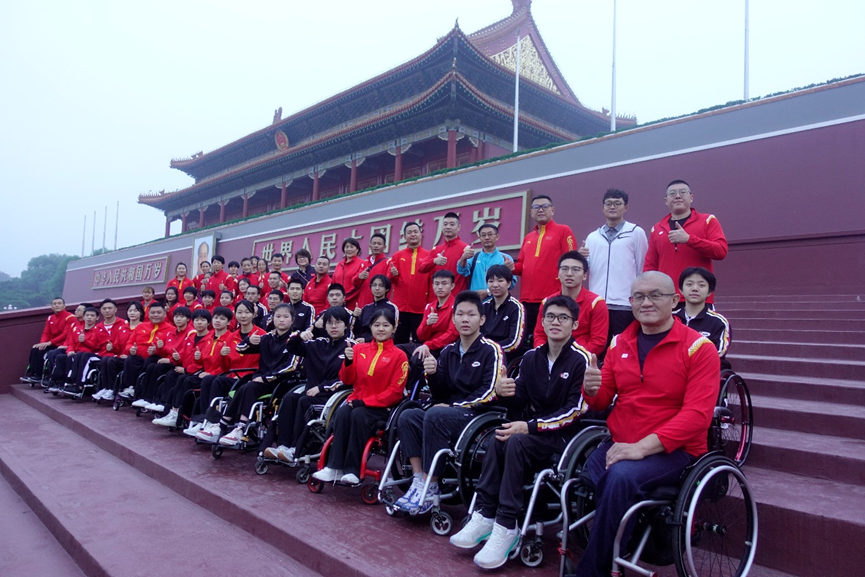 图为全队在观礼台观看升旗仪式后的合影
